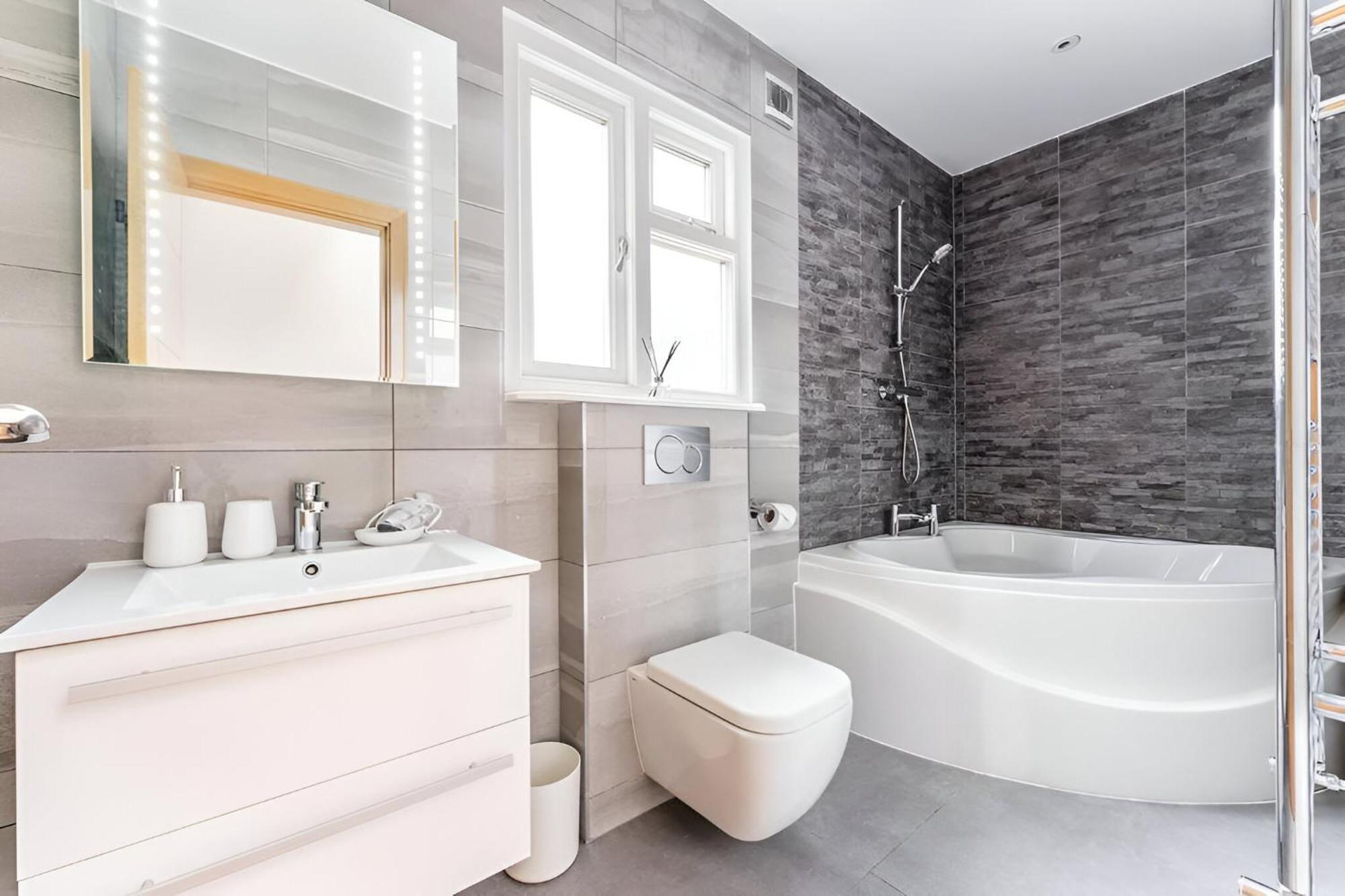 Vibrant Urban Escape, Family Friendly - Sleeps 8! Appartamento Londra